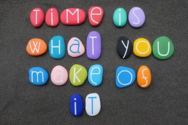 Zaman, siyah kumların üzerinde çok renkli taş harflerle oluşturulmuş bilge kelimelerdir.