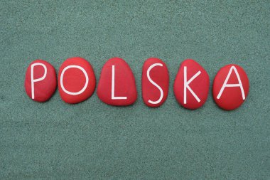 Polska, Polonya ülkesi, yeşil kum üzerinde kırmızı renkli taş harflerle bestelenmiş bir hatıra.