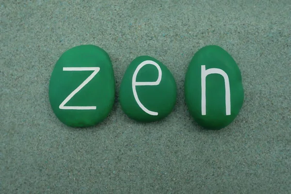 Texto Zen Compuesto Con Letras Piedra Color Verde Sobre Arena — Foto de Stock