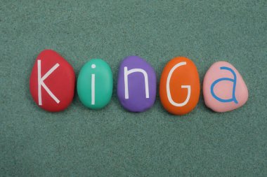 Kinga, kadın ismi yeşil kumların üzerine çok renkli taş harflerle yazılmış.
