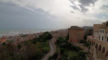 Grottammare, Marche Bölgesi, İtalya Bulutlu bir günde zaman ayarlı