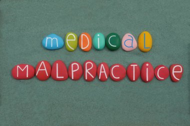 Tıbbi hata, çok renkli taş harfler yeşil kum üzerinde metin