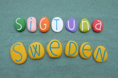 Sigtuna, İsveç, yeşil kum üzerinde çok renkli taş harflerle bestelenmiş hatıra.