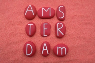 Amsterdam, Hollanda, turuncu renkli kumların üzerinde kırmızı renkli taş harflerle yazılmış bir hatıra.
