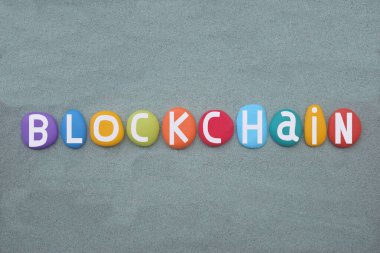 Engelleme zinciri, büyüyen kayıtlar, bloklar içeren, kriptografik özetler, yeşil kum üzerinde çok renkli taş harflerle oluşturulmuş yaratıcı metinler aracılığıyla birbirine güvenle bağlanan dağıtılmış bir defter.