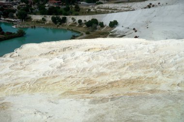 Traverten Pamukkale dramatik görünümü. Türkiye.