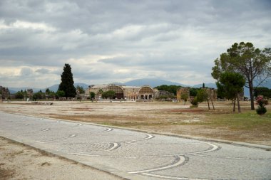 Alan Pamukkale Türkiye'de tarihi Müzesi önünde