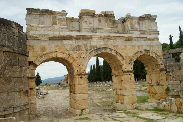 Ruïnes van de oude stad, Hiërapolis in de buurt van Pamukkale, Turkije — Stockfoto
