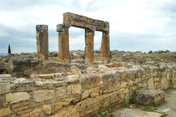 Ερείπια της αρχαίας πόλης, Ιεράπολη κοντά σε Παμούκαλε, Τουρκία — Φωτογραφία Αρχείου