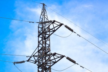 siluet elektrik direkleri ve güç hatları