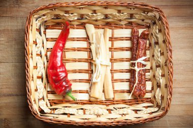 Bira Aperatif karışımı. Sosis, biber, peynir sepeti