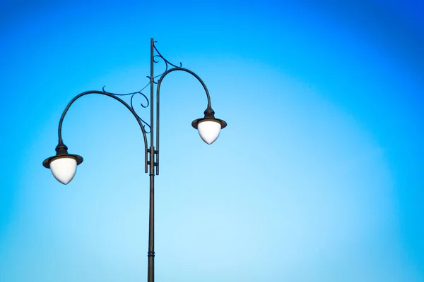 Lampy Uliczne Tle Błękitnego Nieba Jasne — Zdjęcie stockowe
