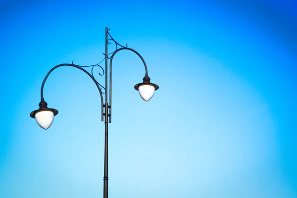 Straßenlaterne Auf Dem Hintergrund Des Blauen Klaren Himmels — Stockfoto