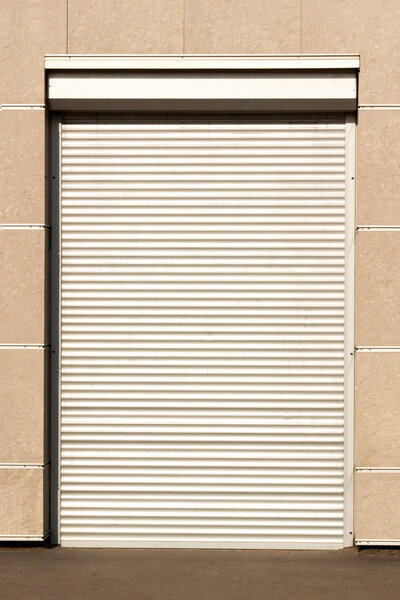 закрытая дверь роликового склада
