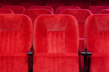 boş bir sinema ya da konferans oda doku. Düşük light.many kadife kırmızı sandalye.