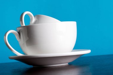 ilişki kavramı, romantizm, aşk. bir fincan kahve bir fincan. üzerinde mavi arka plan