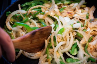 Soğan biber baharat ile pan fry. Ev yemek yaptım. Kavramı bir lezzetli ve sağlıklı yemek için. Üstten görünüm. Seçici odak