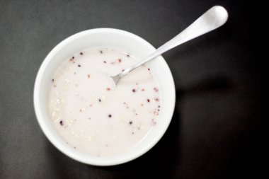 ofiste işyerinde snack. Diyet lapası masanın üzerinde beyaz bir tabak içinde.