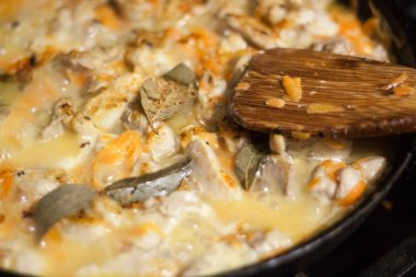 Tavuk parçaları sebze ve baharatlar ile bir tavada güveç. sos kaynıyor. seçici odak.