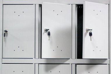 Güvenlik anlayışı. Halka açık bir yerde veya ambar kişisel eşya depolama metal locer. yakın çekim. seçici odak 