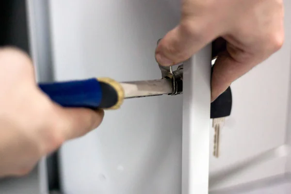 Een Werknemer Kwam Naar Het Kantoor Controleren Herstellen Van Kluisjes — Stockfoto