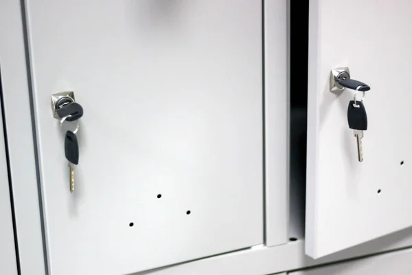 Güvenlik anlayışı. Halka açık bir yerde veya ambar kişisel eşya depolama metal locer. yakın çekim. seçici odak 
