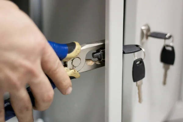 Een Werknemer Kwam Naar Het Kantoor Controleren Herstellen Van Kluisjes — Stockfoto