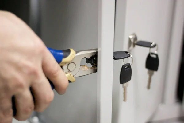 Een Werknemer Kwam Naar Het Kantoor Controleren Herstellen Van Kluisjes — Stockfoto