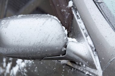 araba öğeleri karla kaplı. kış sezonu araba detay. Dekor ve tasarım, ulaşım için düzen. Otomobil dış parçaları. Doku arka plan. Metin için yer kopyalayın