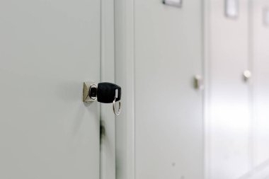 Güvenlik anlayışı. Halka açık bir yerde veya ambar kişisel eşyalarını metal soyunma depolama. yakın çekim. seçici odak. kopya alanı dekor veya tasarım için