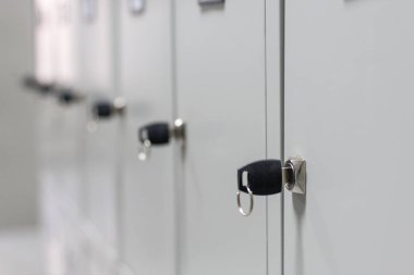 Güvenlik anlayışı. Halka açık bir yerde veya ambar kişisel eşyalarını metal soyunma depolama. yakın çekim. seçici odak. kopya alanı dekor veya tasarım için