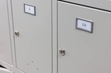 Güvenlik anlayışı. Halka açık bir yerde veya ambar kişisel eşyalarını metal soyunma depolama. yakın çekim. seçici odak. kopya alanı dekor veya tasarım için