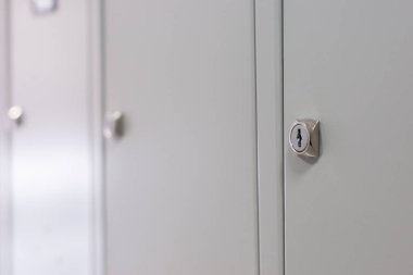 Güvenlik anlayışı. Halka açık bir yerde veya ambar kişisel eşyalarını metal soyunma depolama. yakın çekim. seçici odak. kopya alanı dekor veya tasarım için