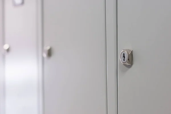 Güvenlik anlayışı. Halka açık bir yerde veya ambar kişisel eşyalarını metal soyunma depolama. yakın çekim. seçici odak. kopya alanı dekor veya tasarım için