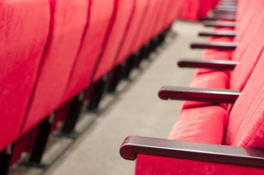 satırlardaki kırmızı sandalye ile boş toplantı salonu. eğitimler, iş toplantıları ve conferences.for dekor ve tasarım arka plan doku kavramı.