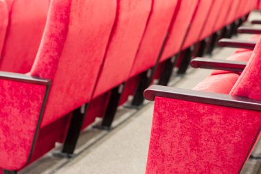 satırlardaki kırmızı sandalye ile boş toplantı salonu. eğitimler, iş toplantıları ve conferences.for dekor ve tasarım arka plan doku kavramı.