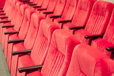 satırlardaki kırmızı sandalye ile boş toplantı salonu. eğitimler, iş toplantıları ve conferences.for dekor ve tasarım arka plan doku kavramı.