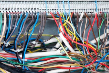 Renkli elektrikli tellerin closeup. Önden görünüm. elektronik pano connections.electrical kablolama. tasarımı ve dekorasyonu için. seçici odak. arka plan doku.