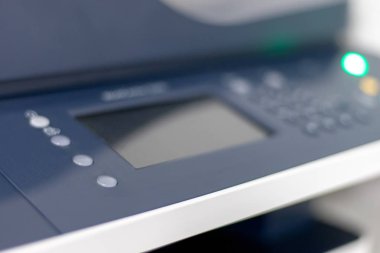 Bir çok işlevli yazıcı veya ofiste Fotokopi için görünümü kapatın. Görüntü ve düğmeler. Seçici odak. Tasarım veya arka plan bulanık görüntü