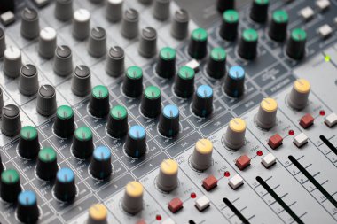 stüdyoda ses karıştırıcı kapatın. profesyonel müzik donanımları. kontrol düğmeleri çapraz tanzimi. yumuşak odak