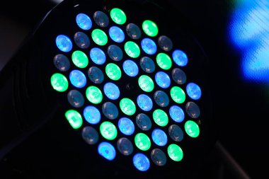 yeşil ve mavi ışık yayan diyotlar disko donanımları aydınlatma. bir kutlama veya iş konferans organizasyonu için profesyonel kadrosu