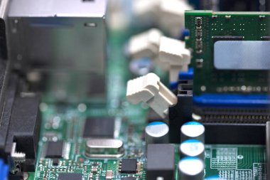 Sunucu anakart, RAM bellek çipi. seçici odak. Web sunucu teknolojileri bulut. test ve repeir bilgisayar ve sunucu donanımları. bilgisayar techno kavramı.