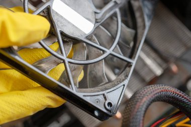 Masaüstü bilgisayar toz temizleme. CPU cooller sistemi toz ve web el ile. 