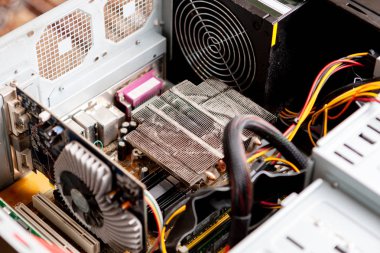 tozlu masaüstü pc donanım. anakart ve başka bir bilgisayar öğeleri temizlemek ve düzeltmek gerekir. 