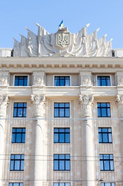 Kharkiv, Ukrayna - 19 Şubat 2019: Ukrayna oblast Konseyi bayrağı ile bina Kharkiv merkezi kare. Yönetim Kurulu ve Belediye şehir yönetimi çalışma yer.