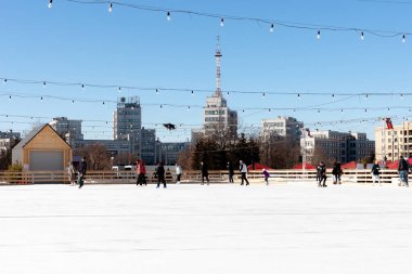 Kharkiv, Ukrayna - 19 Şubat 2019: açık buz pateni Merkezi Meydanı'nda. Slayt insanların ve eğlenin. Kharkiv şehir.