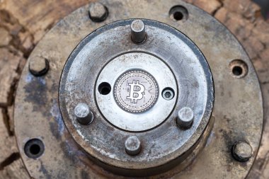 boş bitcoin klişe demirci demirhane için. metal bitcoin şablonu. gerçek btc para yapma