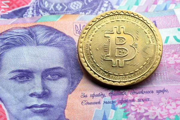 Ukraynalı kağıt para birimi arka plan, bitcoin sembolü. cryptocurrency teknolojileri kavramı. gerçek hayat ile sanal para.