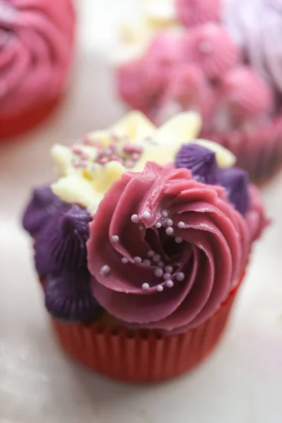 Välsmakande colorfull muffins med jordgubbar och grädde. selektiv — Stockfoto