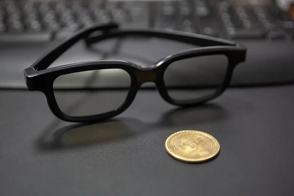 Bitcoin crypto-monnaie concept.Lunettes et clavier de bureau à b — Photo